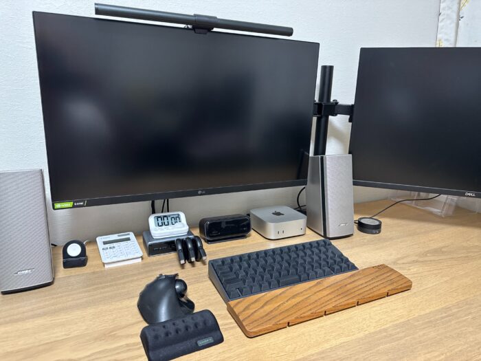 Mac mini(M6)を置いたデスク全景