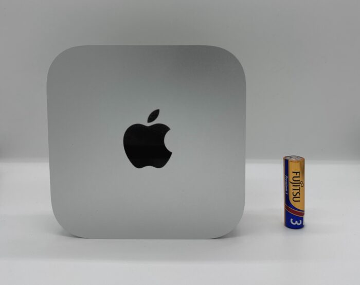 Mac mini(M6)と単三電池のサイズ比較